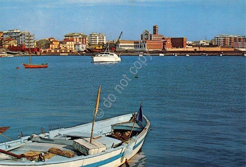 Cartolina Nettuno vista paese dal mare barche edifici | Immagine principale