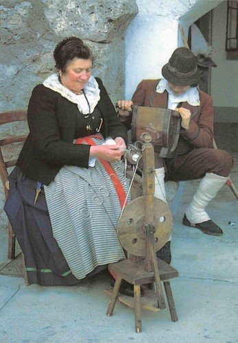 Cartolina Parre Alta Val Seriana costumi tradizionali donna al lavoro … | Immagine principale