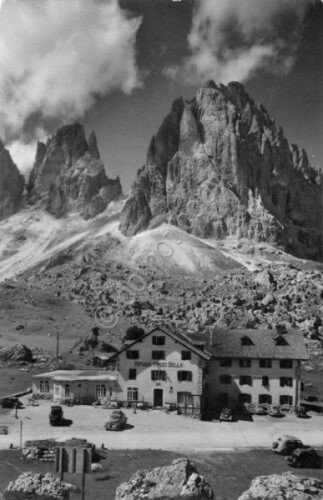 Cartolina Passo Sella verso Sassolungo 1954 auto d'epoca | Immagine principale
