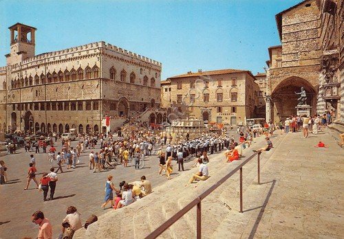 Cartolina Perugia Piazza IV Novembre animata anni '70