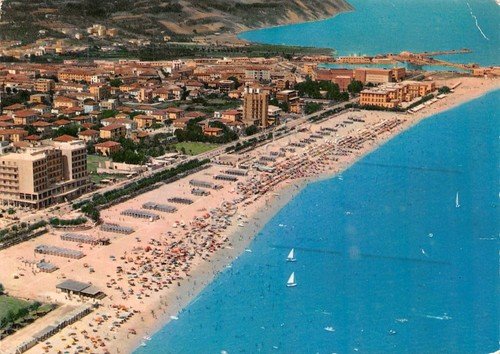 Cartolina Pesaro Panorama parziale dall'alto spiaggia grinze in angolo | Immagine principale