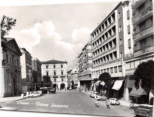 Cartolina Pesaro Piazza Lazzarini animata timbro filatelico 1962