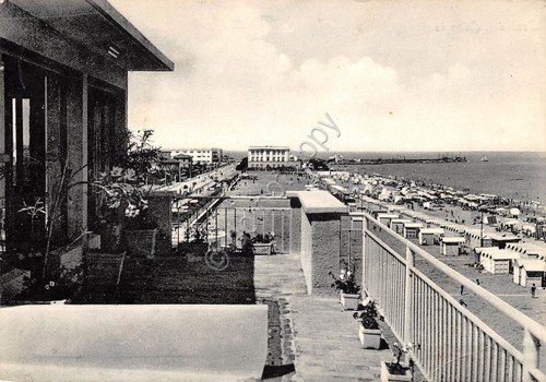 Cartolina Pesaro Spiaggia da terrazza 1958 piega segni | Immagine principale