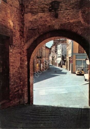Cartolina Petriolo Arco del XIII sec Via Umberto 1977 | Immagine principale