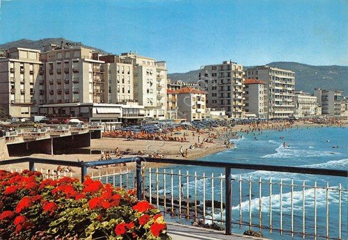 Cartolina Pietra Ligure Panorama spiaggia da terrazzo animata | Immagine principale