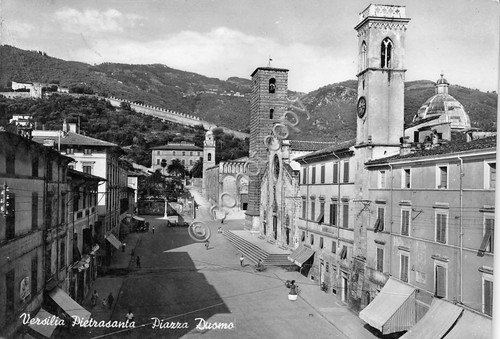 Cartolina Pietrasanta Piazza Duomo 1953 (Lucca) | Immagine principale