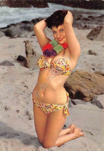 Cartolina Pin up bikini fantasia giallo in spiaggia 1963 | Immagine principale