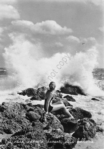 Cartolina Pin up con onde al mare 1954