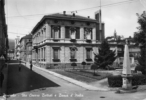 Cartolina Pinerolo Via C. Battisti Banca d'Italia 1958