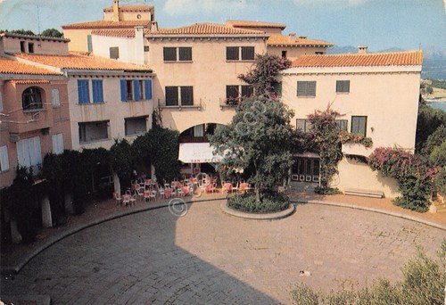 Cartolina Porto Rotondo una piazzetta grinze in affrancatura (Sassari)