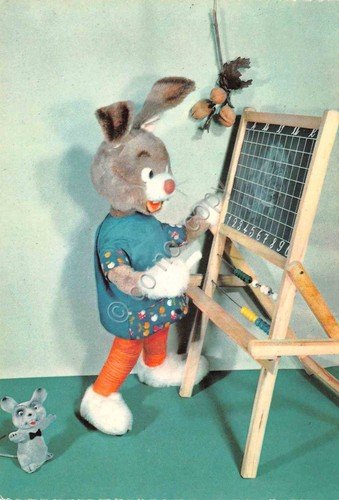 Cartolina Pupazzo vestito da coniglio con lavagna