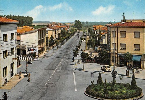 Cartolina Quistello Piazza Pignatti Via Romei distrubutore Mobil e BP | Immagine principale