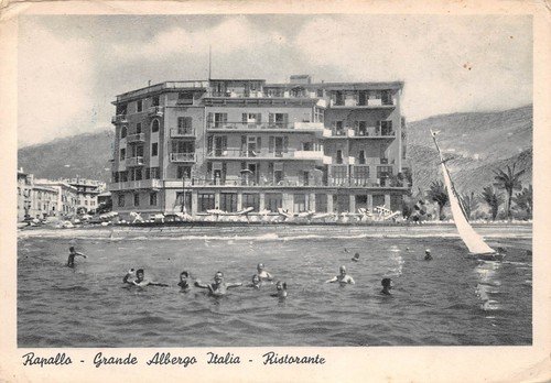 Cartolina Rapallo Grande Albergo Italia dal mare spiaggia animata