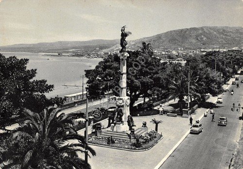 Cartolina Reggio Calabria Lungomare Monumento ai Caduti animata auto d'epoca