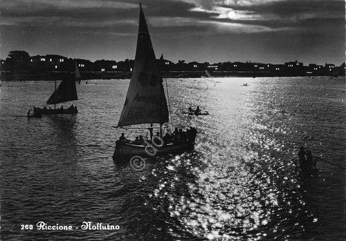 Cartolina Riccione notturno con barche a vela 1955 | Immagine principale