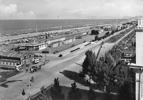 Cartolina Riccione spiaggia animata 1955