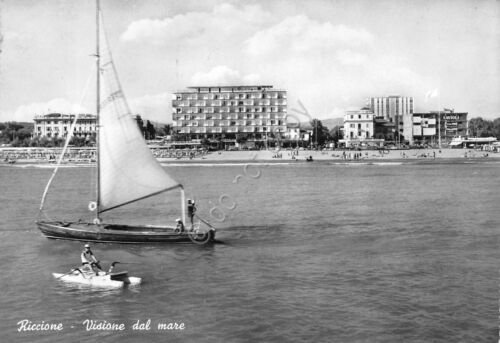 Cartolina Riccione vista dal mare con pattino e barca a …