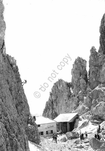 Cartolina Rifugio Tony Demez Forcella Sassolungo Timbro 1965 animata scalatore | Immagine principale