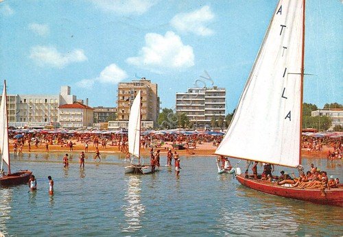 Cartolina Rimini Alberghi dal mare e barca a vela Attila … | Immagine principale