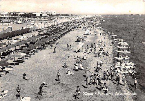 Cartolina Rimini Panorama della spiaggia animata pattini a remi | Immagine principale
