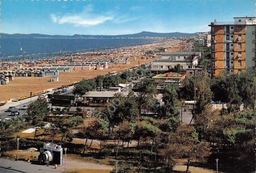 Cartolina Rimini panorama della spiaggia stabilimenti case alberghi 1965 | Immagine principale
