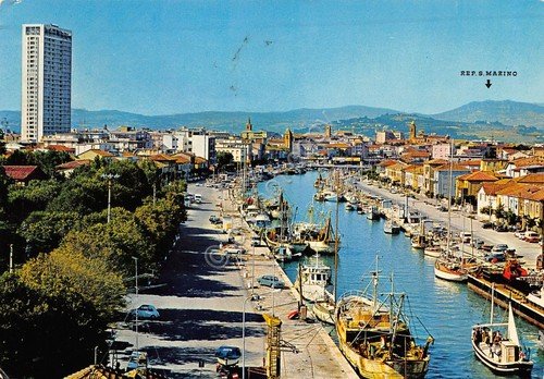 Cartolina Rimini porto e grattacielo San Marino pescherecci 1975 | Immagine principale