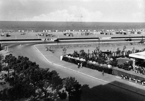 Cartolina Rimini spiaggia animata 1952