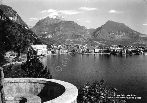 Cartolina Riva del Garda veduta panoramica dalla punta (Brescia)