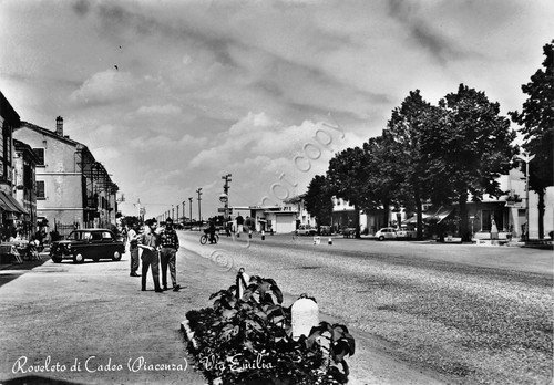 Cartolina Roveleto di Cadeo Piacenza Via Emilia auto d'epoca distributore …