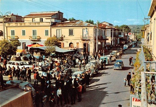 Cartolina S Eufemia d'Aspromonte Piazza Mercato animata
