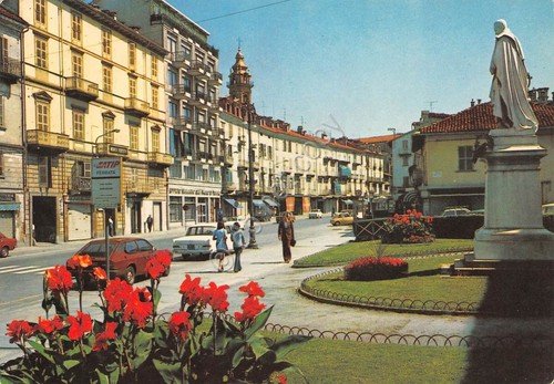 Cartolina Saluzzo Corso Italia Monumento a Silvio Pellico animata auto