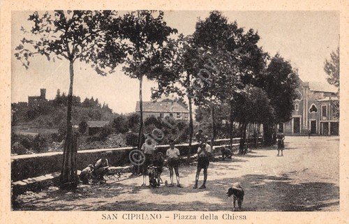 Cartolina San Cipriano Serra Riccò piazza della Chiesa animata