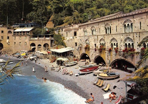 Cartolina San Fruttuoso spiaggia animata barche (Genova) | Immagine principale