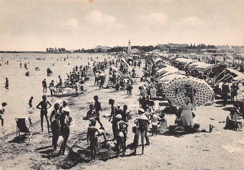 Cartolina San Giuliano Mare spiaggia animata