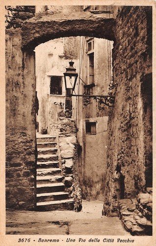 Cartolina Sanremo una via della città vecchia