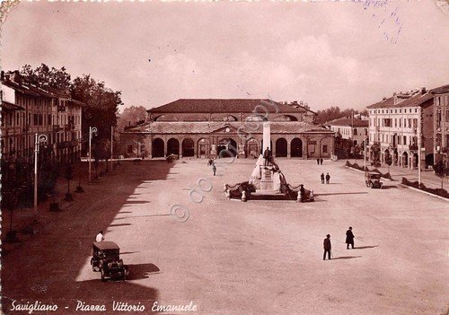 Cartolina Savigliano Piazza Vittorio Emanuele auto d'epoca (Cuneo)