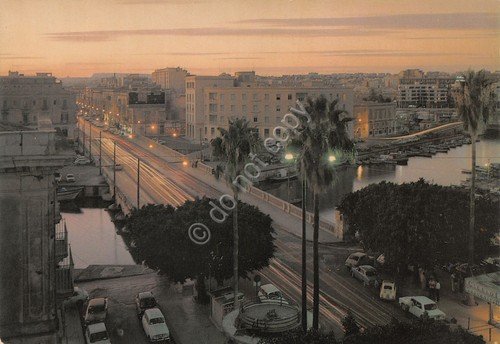 Cartolina Siracusa Corso Umberto notturno case strada auto anni '80 | Immagine principale