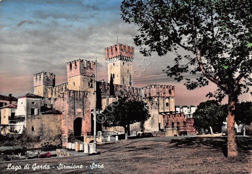Cartolina Sirmione castello di sera 1957 colorata | Immagine principale