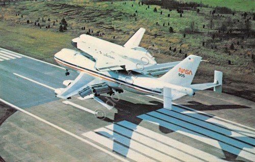Cartolina Spazio Space shuttle enterprise lands at Redstone Arsenal Airfield | Immagine principale