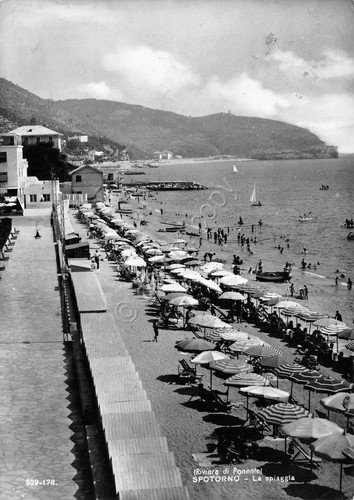 Cartolina Spotorno spiaggia ombrelloni 1956 | Immagine principale