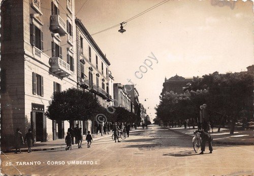 Cartolina Taranto Corso Umberto I animata biciclette 1942 | Immagine principale