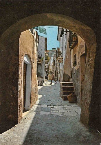 Cartolina Termoli una via della vecchia città animata | Immagine principale