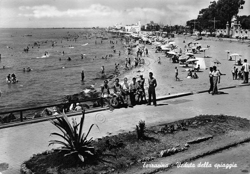 Cartolina Terracina veduta della spiaggia animata 1955 | Immagine principale