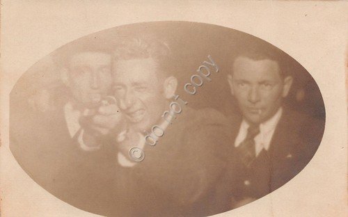 Cartolina Tiro a segno uomini che prendono la mira anni …