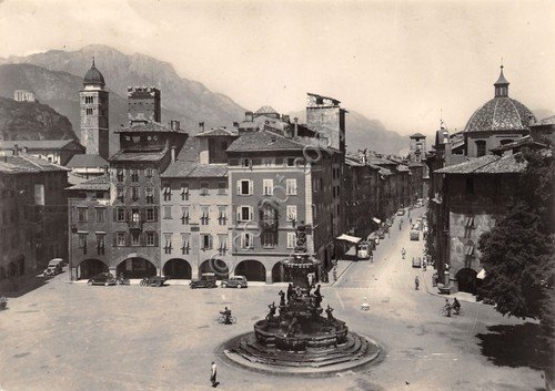 Cartolina Trento Piazza Battisti 1956 | Immagine principale
