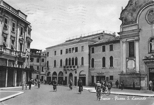 Cartolina Treviso Piazza San Leonardo animata ciclista 1954