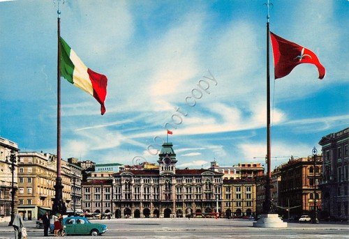 Cartolina Trieste Piazza dell' Unità auto d'epoca bandiere | Immagine principale