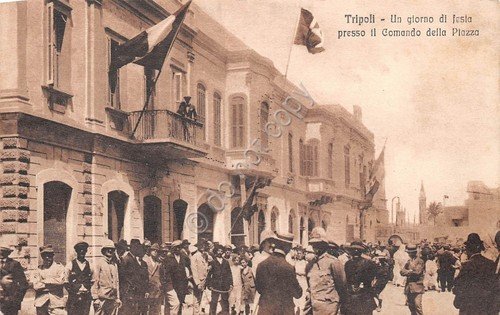 Cartolina Tripoli Comando della Piazza giorno di festa animata