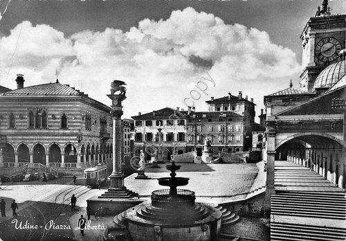 Cartolina Udine Piazza Libertà timbro targhetta PT anni '50 grinze