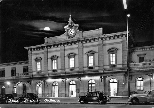Cartolina Udine Stazione ferroviaria notturno CON SEGNATASSE 20 LIT 1957 | Immagine principale